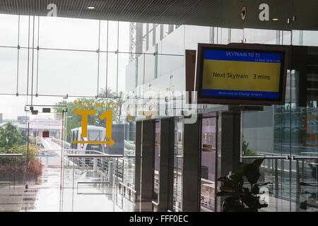 Les avions,pas de pilote,ordinateur exploité le Skytrain qui voyagent entre les bornes à l'aéroport de Changi, Singapour Banque D'Images