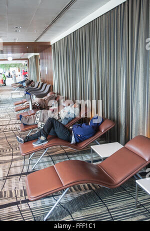 Épuisé,passagers,dormir,dormir,privé,le manque de sommeil, repos,sur,salon,chaises,lits,fournis,au départ,terminal,l'aéroport Changi de Singapour,Asie,,, Banque D'Images