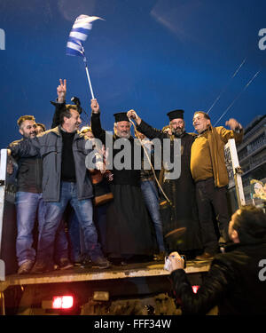 Athènes, Grèce. 12 Février, 2016. Les agriculteurs dur leurs tracteurs en face du parlement grec à Athènes, Grèce, le 12 février 2016. Les agriculteurs de l'ensemble de la Grèce se sont rassemblés dans le centre d'Athènes pour deux jours de protestation contre la sécurité sociale et la réforme des retraites prévues par le gouvernement. Credit : Elias Verdi/ Alamy Live News Banque D'Images