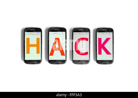 Hack écrit sur l'écran des smartphones photographié sur un fond blanc. Banque D'Images
