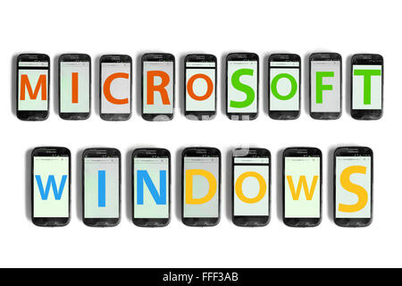 Microsoft Windows écrit sur l'écran des smartphones photographié sur un fond blanc. Banque D'Images