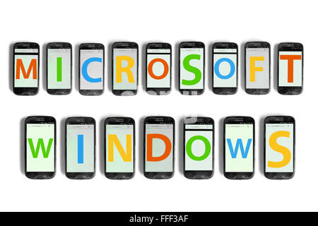 Microsoft Windows écrit sur l'écran des smartphones photographié sur un fond blanc. Banque D'Images