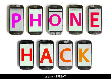 Phone Hack écrit sur l'écran des smartphones photographié sur un fond blanc. Banque D'Images