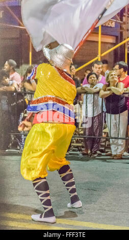 MONTEVIDEO, URUGUAY, JANVIER - 2016 - l'homme en costume marchant et portant un drapeau à la première parade du Carnaval de Montevide Banque D'Images