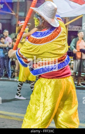 MONTEVIDEO, URUGUAY, JANVIER - 2016 - l'homme en costume marchant et portant un drapeau à la première parade du Carnaval de Montevide Banque D'Images