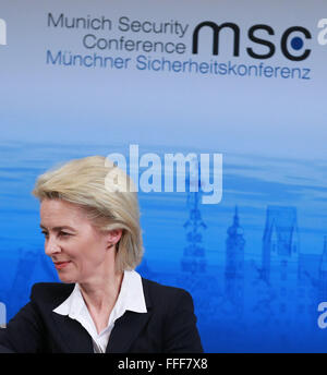 Munich, Allemagne. 12 Février, 2016. Le ministre allemand de la défense, Ursula von der Leyen réagit au cours de la 52e Conférence de Munich sur la sécurité (SMC) à Munich, Allemagne, le 12 février 2016. Les pays européens ont besoin de trouver une approche systématique et réponse européenne à la crise des réfugiés, le ministre allemand de la défense, Ursula Gertrud von der Leyen a dit ici le vendredi. Credit : Luo Huanhuan/Xinhua/Alamy Live News Banque D'Images