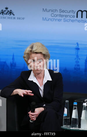 Munich, Allemagne. 12 Février, 2016. Le ministre allemand de la défense, Ursula von der Leyen parle au cours de la 52e Conférence de Munich sur la sécurité (SMC) à Munich, Allemagne, le 12 février 2016. Les pays européens ont besoin de trouver une approche systématique et réponse européenne à la crise des réfugiés, le ministre allemand de la défense, Ursula Gertrud von der Leyen a dit ici le vendredi. Credit : Luo Huanhuan/Xinhua/Alamy Live News Banque D'Images