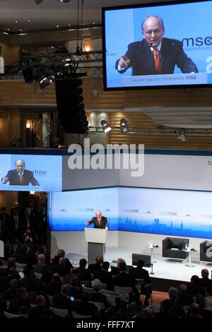 Munich, Allemagne. 12 Février, 2016. Wolfgang Ischinger, Président de la Conférence de Munich sur la sécurité (SMC), prend la parole lors du 52e MSC à Munich, Allemagne, le 12 février 2016. Haut Sécurité et les fonctionnaires de la défense se sont réunis à Munich pour un forum annuel de la sécurité le vendredi, en mettant l'accent sur les conflits, les réfugiés syriens, le terrorisme et d'autres "crises sans limite.' Credit : Luo Huanhuan/Xinhua/Alamy Live News Banque D'Images