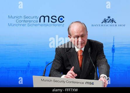 Munich, Allemagne. 12 Février, 2016. Wolfgang Ischinger, Président de la Conférence de Munich sur la sécurité (SMC), prend la parole lors du 52e MSC à Munich, Allemagne, le 12 février 2016. Haut Sécurité et les fonctionnaires de la défense se sont réunis à Munich pour un forum annuel de la sécurité le vendredi, en mettant l'accent sur les conflits, les réfugiés syriens, le terrorisme et d'autres "crises sans limite.' Credit : Luo Huanhuan/Xinhua/Alamy Live News Banque D'Images