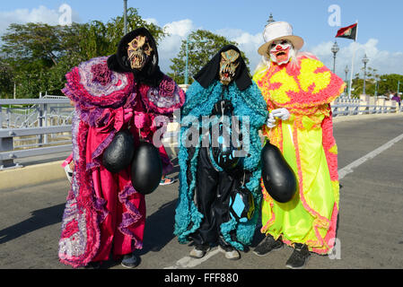 Groupe de version moderne de VEJIGANTES pendant le carnaval à Ponce, Porto Rico. Le territoire américain. Février 2016 Banque D'Images