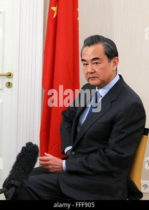 Munich, Allemagne. 12 Février, 2016. Le Ministre chinois des affaires étrangères Wang Yi parle pendant une entrevue à Munich, Allemagne, le 12 février 2016. Credit : Luo Huanhuan/Xinhua/Alamy Live News Banque D'Images