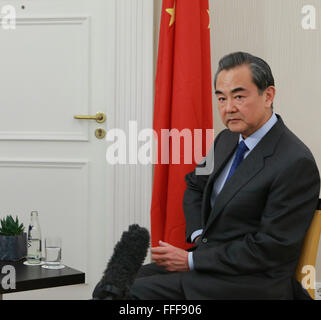 Munich, Allemagne. 12 Février, 2016. Le Ministre chinois des affaires étrangères Wang Yi parle pendant une entrevue à Munich, Allemagne, le 12 février 2016. Credit : Luo Huanhuan/Xinhua/Alamy Live News Banque D'Images