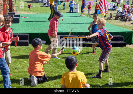 Phoenix, Arizona, USA. 12 Février, 2016. Les enfants jouent pendant les cérémonies d'ouverture pour les festivités de la semaine chinoise de Phoenix. L'événement se déroule à travers le week-end à Margaret T. Hance Park juste au nord du centre-ville.. © Jennifer Mack/Alamy Live News. Crédit : Jennifer Mack/Alamy Live News Banque D'Images