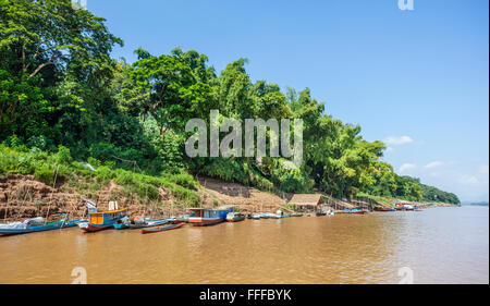 République démocratique populaire du Laos, Luang Prabang Province, rives de la rivière du Mékong à Ban Xieng homme dans le district de Chomphet Banque D'Images