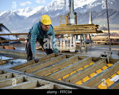 Travailleur de la construction du mur de coffrage de Levage avec grue, coffrage, la préparation des terres d'Innsbruck, Tyrol, Autriche Banque D'Images