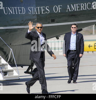 Los Angeles, Californie, USA. 12 Février, 2016. Le président Barack Obama comme il marche d'un marin à l'Air Force One à l'Aéroport International de Los Angeles, en route vers Palm Springs à l'avance d'un sommet des dirigeants de l'Asie, le lundi et mardi, que le président sera l'hôte à Sunnylands resort à Rancho Mirage. Le sommet vise à renforcer le nouveau partenariat stratégique des États-Unis et de l'ANASE, forgé de novembre dernier, lors d'un voyage en Malaisie. Ringo : crédit Chiu/ZUMA/Alamy Fil Live News Banque D'Images