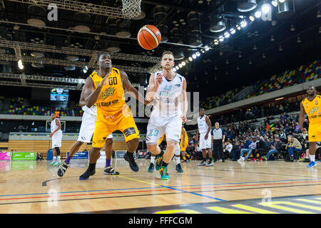 Londres, Royaume-Uni. 12 février 2016. Olumide Oyedeji Lions' (00) et Scorchers' Andreas Schreiber (13) tous deux cherchent à obtenir de la balle au cours de la London Lions contre Surrey Scorchers BBL jeu à l'Arène de cuivre dans le parc olympique. Surrey Scorchers Crédit : Imageplotter win 90-82 News et Sports/Alamy Live News Banque D'Images