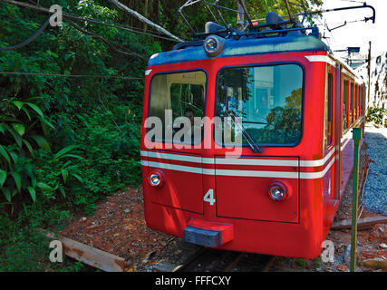 Le train à crémaillère sur le Corcovado Corcovado, l'un des monuments de Rio de Janeiro, Brésil Banque D'Images