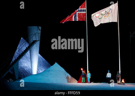 Lillehammer. 12 Février, 2016. La princesse de Norvège Ingrid Alexandra (L) détient le flambeau au cours de la cérémonie d'Lillehammer 2016 Jeux Olympiques de la jeunesse d'hiver à Lillehammer, Norvège, le 12 février 2016. Credit : Han Yan/Xinhua/Alamy Live News Banque D'Images