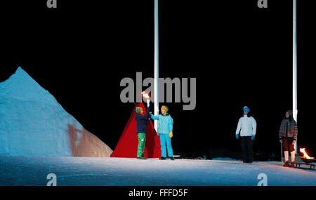 Lillehammer. 12 Février, 2016. La princesse de Norvège Ingrid Alexandra (L) détient le flambeau au cours de la cérémonie d'Lillehammer 2016 Jeux Olympiques de la jeunesse d'hiver à Lillehammer, Norvège, le 12 février 2016. Credit : Han Yan/Xinhua/Alamy Live News Banque D'Images