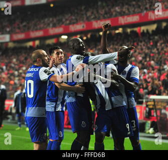 Lisbonne, Portugal. 12 Février, 2016. Porto, Vincent Aboubakar (2e R) célèbre avec ses coéquipiers après avoir marqué au cours de la ligue portugaise match de foot entre SL Benfica et le FC Porto au stade de la Luz à Lisbonne, Portugal, le 12 février 2016. Benfica a perdu 1-2. Credit : Zhang Liyun/Xinhua/Alamy Live News Banque D'Images