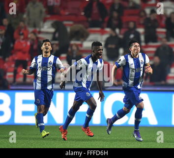 Lisbonne, Portugal. 12 Février, 2016. Porto, l'Hector Herrera (R) célèbre après avoir marqué au cours de la ligue portugaise match de foot entre SL Benfica et le FC Porto au stade de la Luz à Lisbonne, Portugal, le 12 février 2016. Benfica a perdu 1-2. Credit : Zhang Liyun/Xinhua/Alamy Live News Banque D'Images