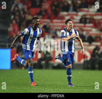 Lisbonne, Portugal. 12 Février, 2016. Porto, l'Hector Herrera (R) célèbre après avoir marqué au cours de la ligue portugaise match de foot entre SL Benfica et le FC Porto au stade de la Luz à Lisbonne, Portugal, le 12 février 2016. Benfica a perdu 1-2. Credit : Zhang Liyun/Xinhua/Alamy Live News Banque D'Images