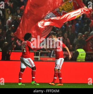 Lisbonne, Portugal. 12 Février, 2016. Le Benfica Renato Sanches (L) et André Almeida célébrer un but au cours de la ligue portugaise match de foot entre SL Benfica et le FC Porto au stade de la Luz à Lisbonne, Portugal, le 12 février 2016. Benfica a perdu 1-2. Credit : Zhang Liyun/Xinhua/Alamy Live News Banque D'Images