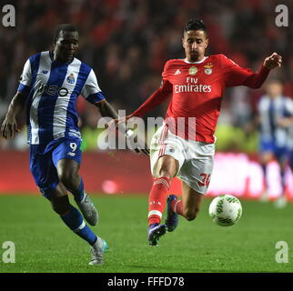 Lisbonne, Portugal. 12 Février, 2016. Le Benfica A.Almeirda (R) eddv la balle avec Porto, l'Aboubakar au cours de la ligue portugaise match de foot entre SL Benfica et le FC Porto au stade de la Luz à Lisbonne, Portugal, le 12 février 2016. Benfica a perdu 1-2. Credit : Zhang Liyun/Xinhua/Alamy Live News Banque D'Images