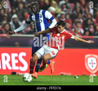 Lisbonne, Portugal. 12 Février, 2016. Le Benfica Nico Gaitan (R) eddv la balle avec Porto, Moussa Marega lors de la ligue portugaise match de football au stade de la Luz à Lisbonne, Portugal, le 12 février 2016. Benfica a perdu 1-2. Credit : Zhang Liyun/Xinhua/Alamy Live News Banque D'Images