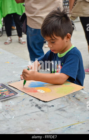 Les enfants faire de l'art des projets à un événement culturel du gouvernement local à Acapulco, Mexique. Banque D'Images