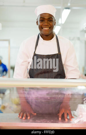 Portrait of African American butcher debout dans une boucherie Banque D'Images