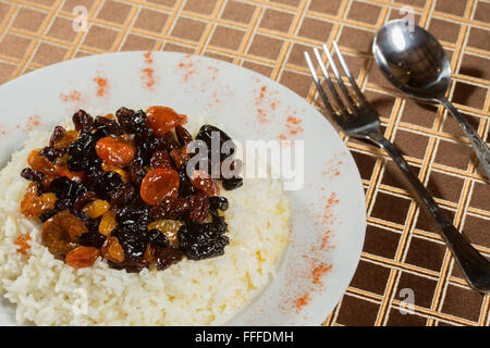 Riz végétarien avec des abricots secs et raisins gros plan sur la table. Banque D'Images