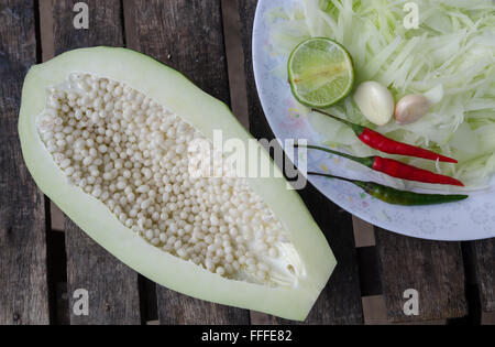 Cuisine authentique locale d'Asie du sud-est : ensemble d'ingrédients ou salade de papaye Som Tum en thaï nom. Alimentation populaire de Thaïlande. Banque D'Images