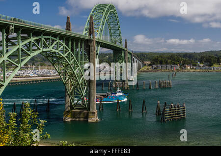 Yaquina Bay Bridge avec bateau de pêche faisant route vers la mer, Newport, Oregon Banque D'Images