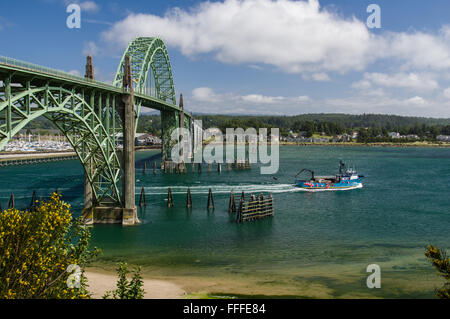 Yaquina Bay Bridge avec bateau de pêche faisant route vers la mer, Newport, Oregon Banque D'Images