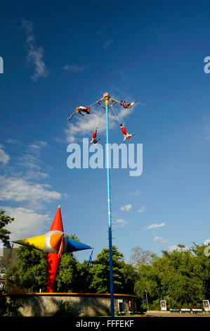 Voladores de Papantla effectuer dans le parc Papagayo à Acapulco, Mexique Banque D'Images