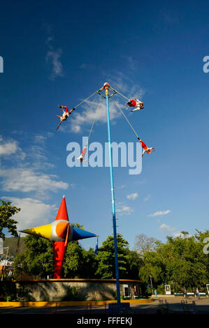 Voladores de Papantla effectuer dans le parc Papagayo à Acapulco, Mexique Banque D'Images