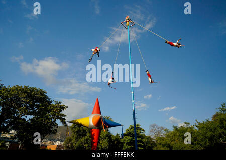 Voladores de Papantla effectuer dans le parc Papagayo à Acapulco, Mexique Banque D'Images