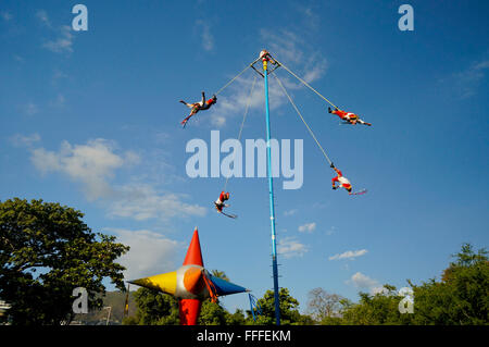 Voladores de Papantla effectuer dans le parc Papagayo à Acapulco, Mexique Banque D'Images