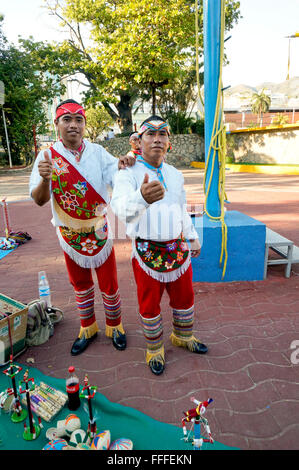 Voladores de Papantla effectuer dans le parc Papagayo à Acapulco, Mexique Banque D'Images