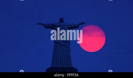 Coucher du soleil à la statue du Christ Rédempteur au sommet du Corcovado, Rio de Janeiro, Brésil
