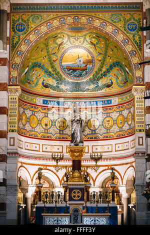 Marseille, France - 30 juin 2015 : des fresques au mur et de l'autel dans la Basilique Catholique Notre Dame De La Garde. Architecte H.J.Es Banque D'Images