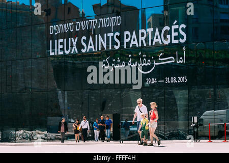 Marseille, France - 30 juin 2015 : Les gens autour de le MUCEM est bâtiment moderne du Musée de Civiliz européens et méditerranéens Banque D'Images