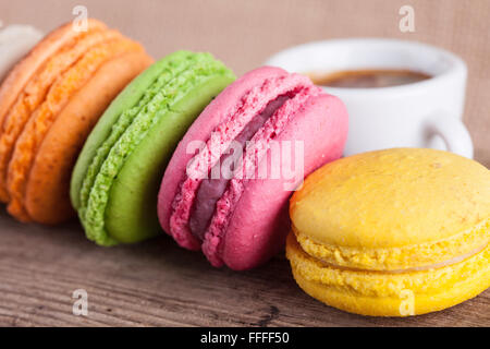 Macarons et cup coffee vintage fond Vue de côté Banque D'Images