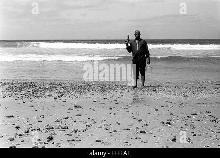 Jan 4, 2016 - South Beach, KwaZulu-Natal, Afrique du Sud - un pistolet pasteur d'emballage pour l'eau s'en a besoin de son église. South Beach est une partie de la ville de Durban sans interruption la plus longue étendue de plage de sable. La ville de Durban est sur la côte est de l'Afrique du Sud et les gens ici sont lavés avec de l'eaux chaudes de l'Océan Indien. Au nord de cette étendue de sable sont des plages avec la société hang out cafe. Au sud il y a une jetée avec le quartier haut Moyo's Restaurant à elle est la fin et l'uShaka Marine World et le secteur complexe de la mer et surf clubs de la vesces Banque D'Images