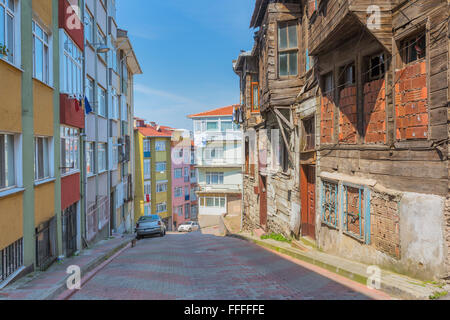 Rue avec maisons anciennes, Uskudar, Istanbul, Turquie Banque D'Images