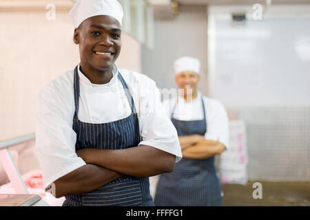 Portrait of smiling African American butcher avec collègue sur l'arrière-plan Banque D'Images