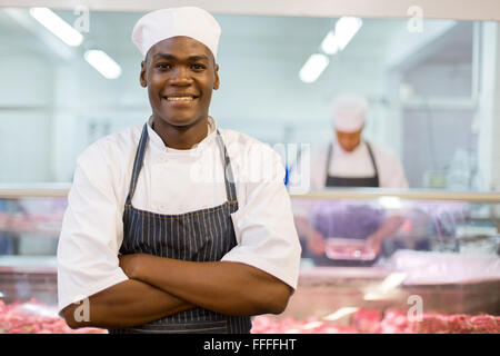 Portrait de bon à l'afro-américain butcher bras croisés Banque D'Images