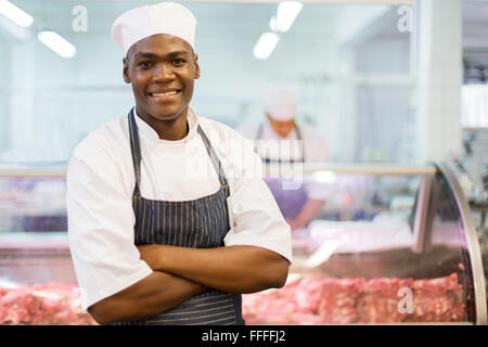 Handsome young African American butcher dans butchery Banque D'Images